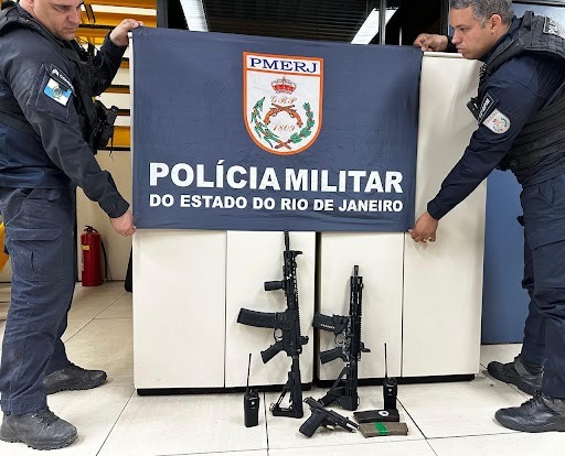 12º BPM prende foragido da Justiça, apreende fuzis e munições na Comunidade do Pimba